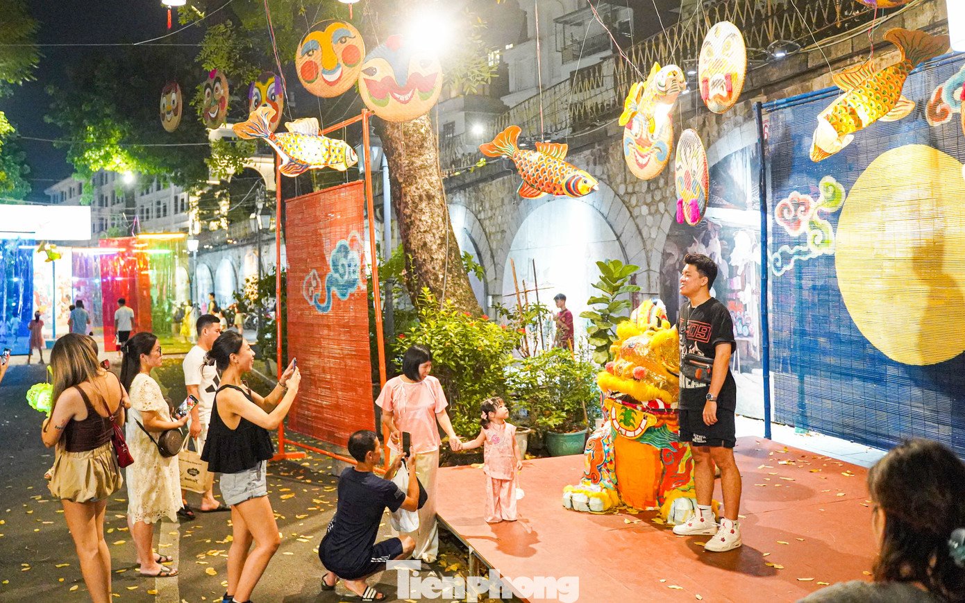 Biển người đổ về phố cổ Hà Nội vui tết Trung thu - 17