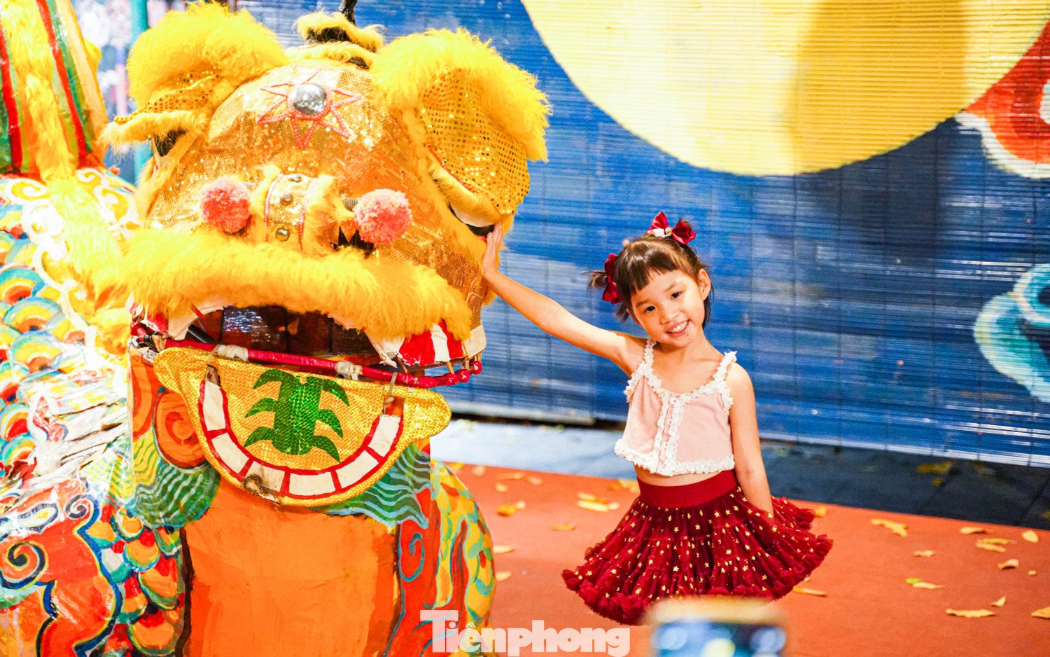 Phố Phùng Hưng khoác lên mình những chiếc đèn lồng rực rỡ, mô hình con lân thu hút nhiều người check-in.