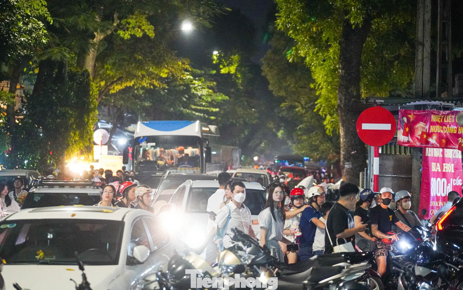 Biển người đổ về phố cổ Hà Nội vui tết Trung thu - 20