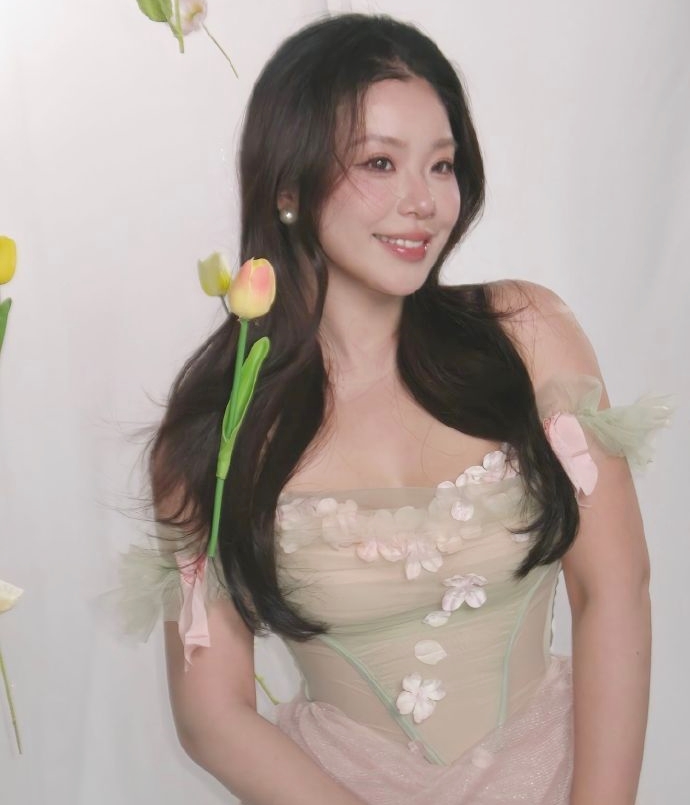 Màn lột xác chấn động cả Trung Quốc: Sao nữ bị tàn phá nhan sắc vì ngộ độc khí gas giờ đẹp như Kim Hee Sun- Ảnh 6. Màn lột xác chấn động cả Trung Quốc: Sao nữ bị tàn phá nhan sắc vì ngộ độc khí gas giờ đẹp như Kim Hee Sun- Ảnh 6.