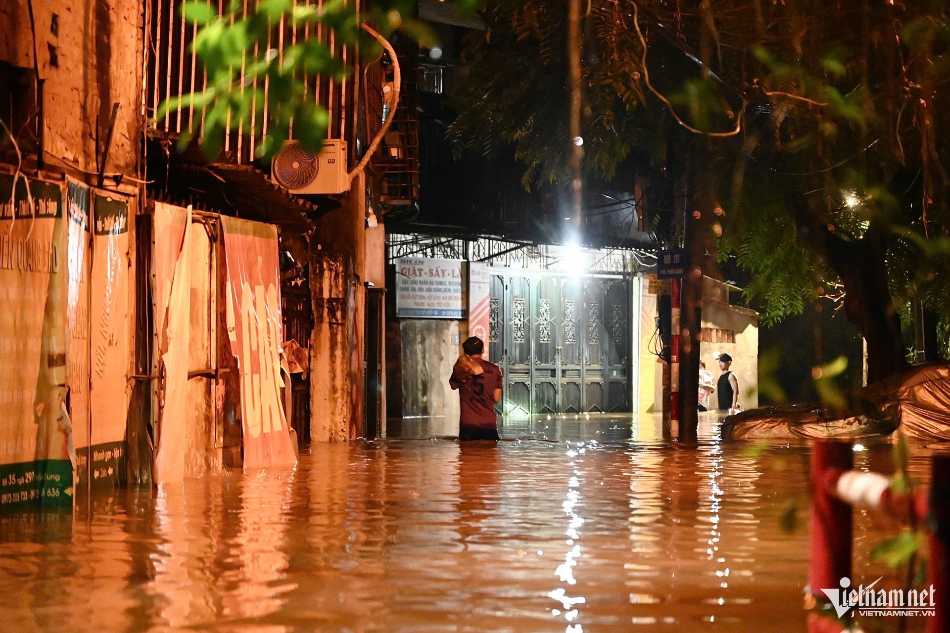 Đêm 'khó ngủ' ở con ngõ Hà Nội ngập sâu, cả nhà 7 người chen chúc trên gác xép - 1