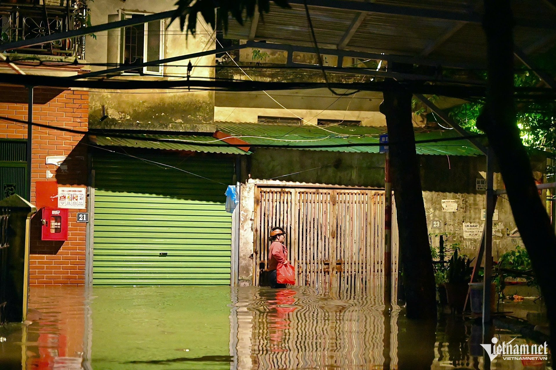 Đêm 'khó ngủ' ở con ngõ Hà Nội ngập sâu, cả nhà 7 người chen chúc trên gác xép - 2
