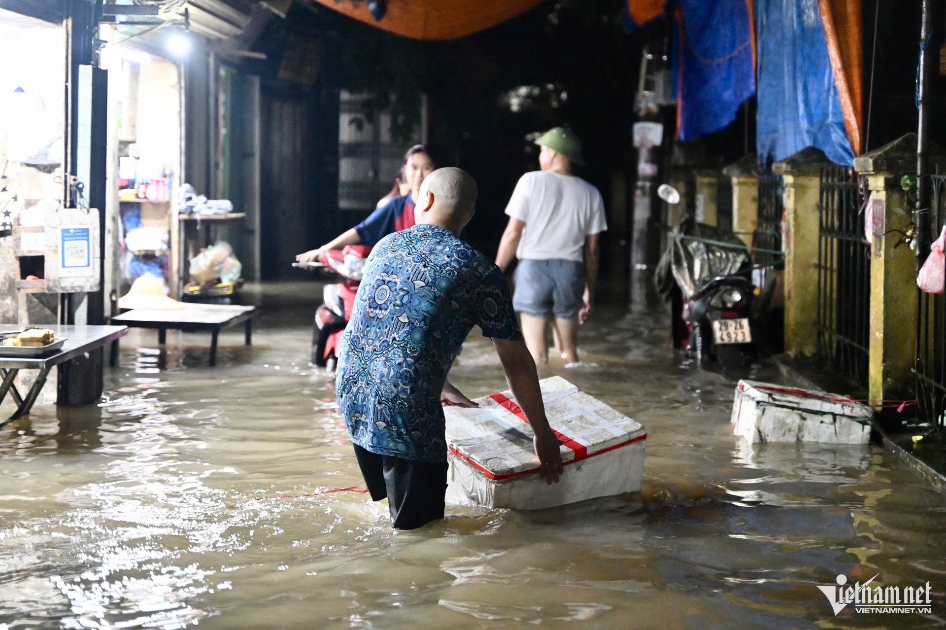 Đêm 'khó ngủ' ở con ngõ Hà Nội ngập sâu, cả nhà 7 người chen chúc trên gác xép - 6