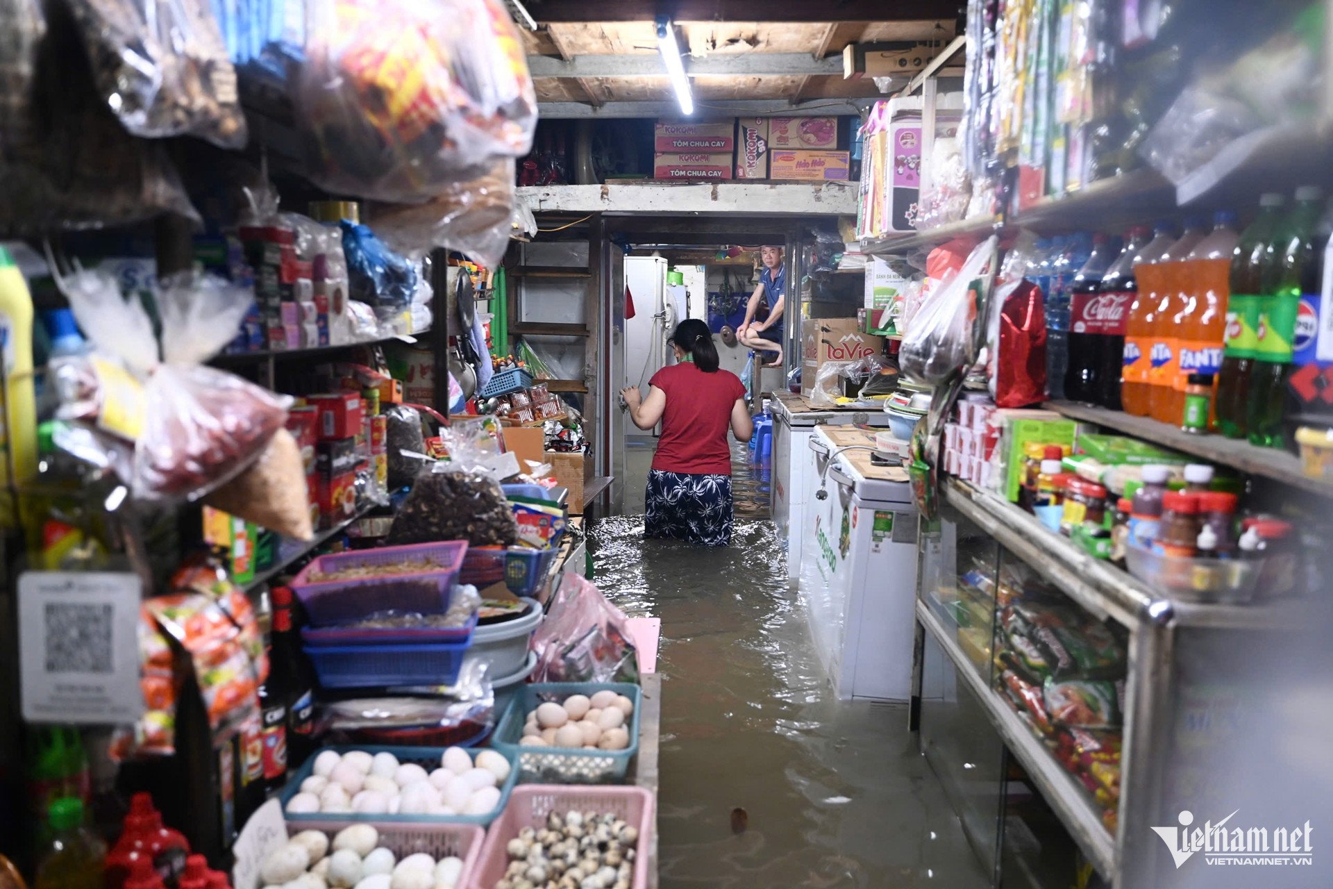 Đêm 'khó ngủ' ở con ngõ Hà Nội ngập sâu, cả nhà 7 người chen chúc trên gác xép - 8