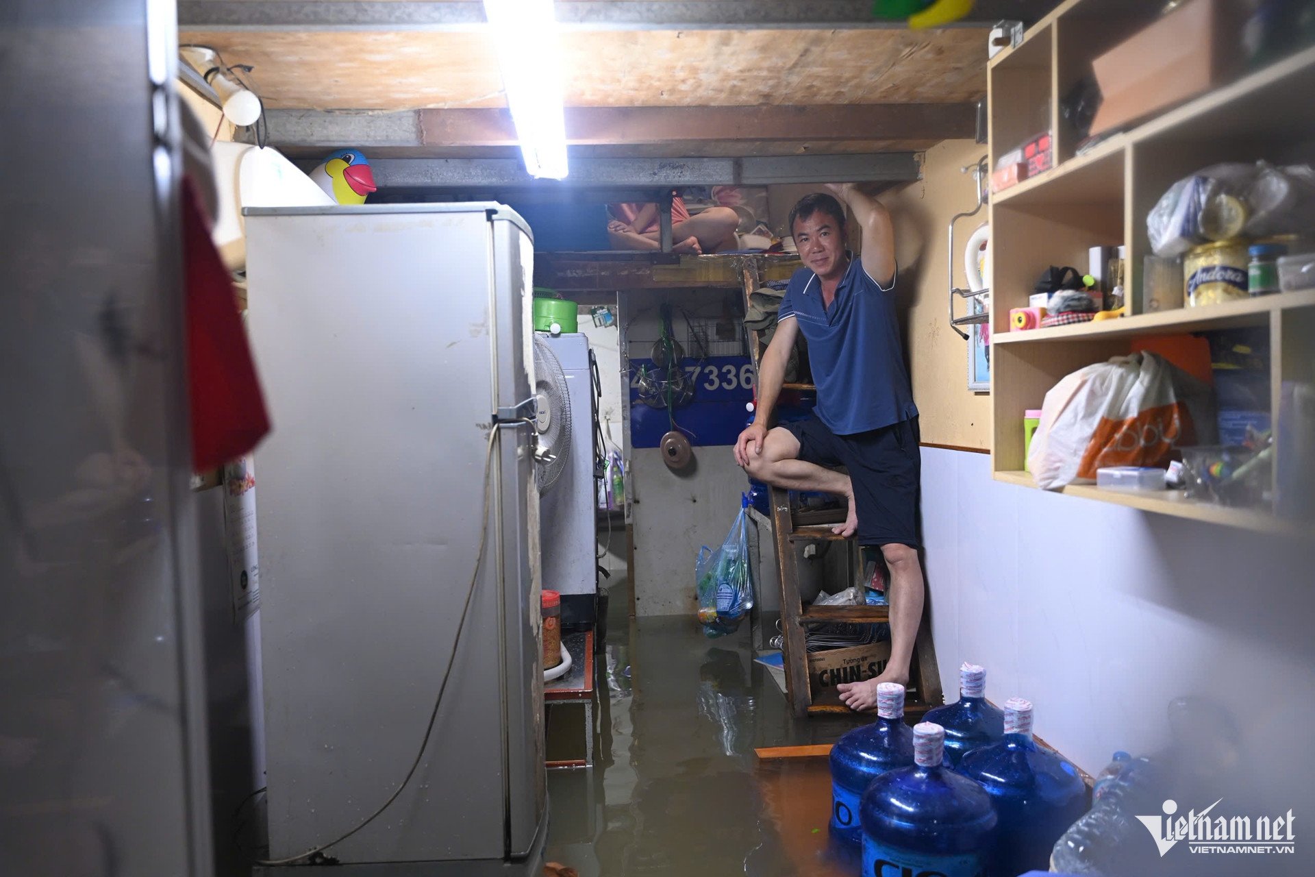 Một gia đình ngập nặng nhất trong ngõ. Ảnh: Huy Nguyễn