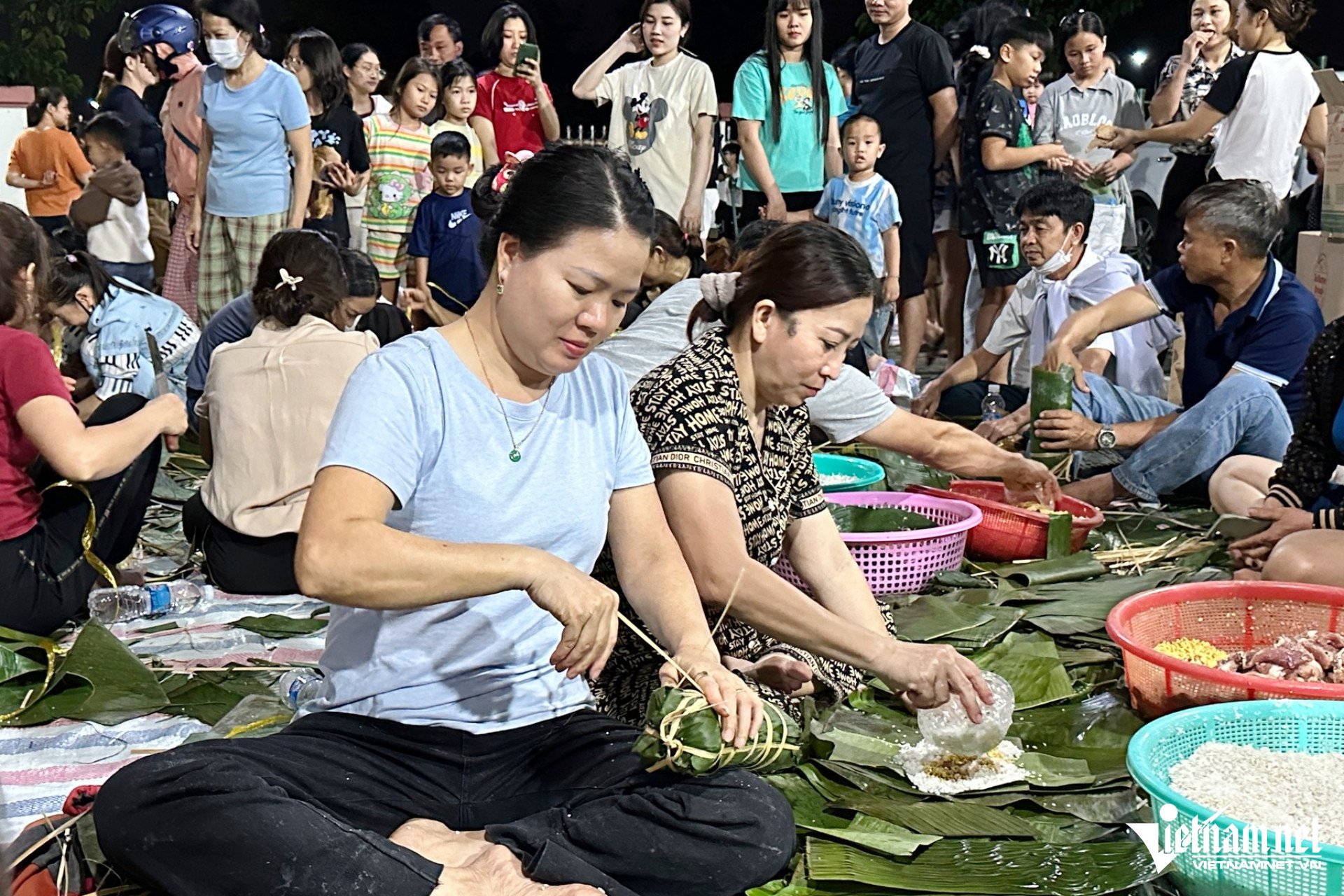 Hàng trăm người Đồng Nai xa lạ tụ lại xuyên đêm cứu trợ đồng bào vùng lũ - 3