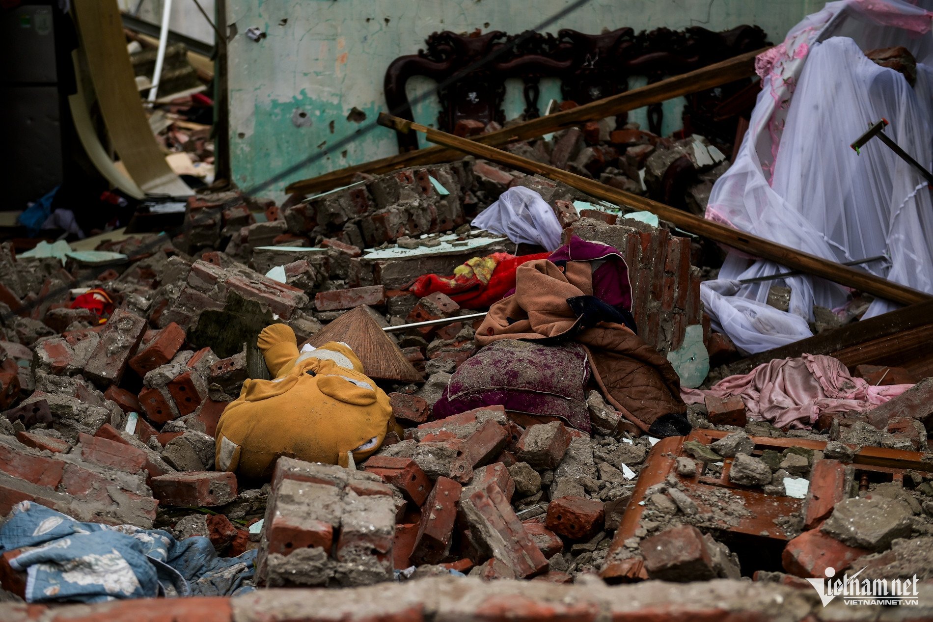 Sau lốc xoáy kinh hoàng ở Ninh Bình, thắt lòng 3 con thơ côi cút bên linh cữu mẹ - 4