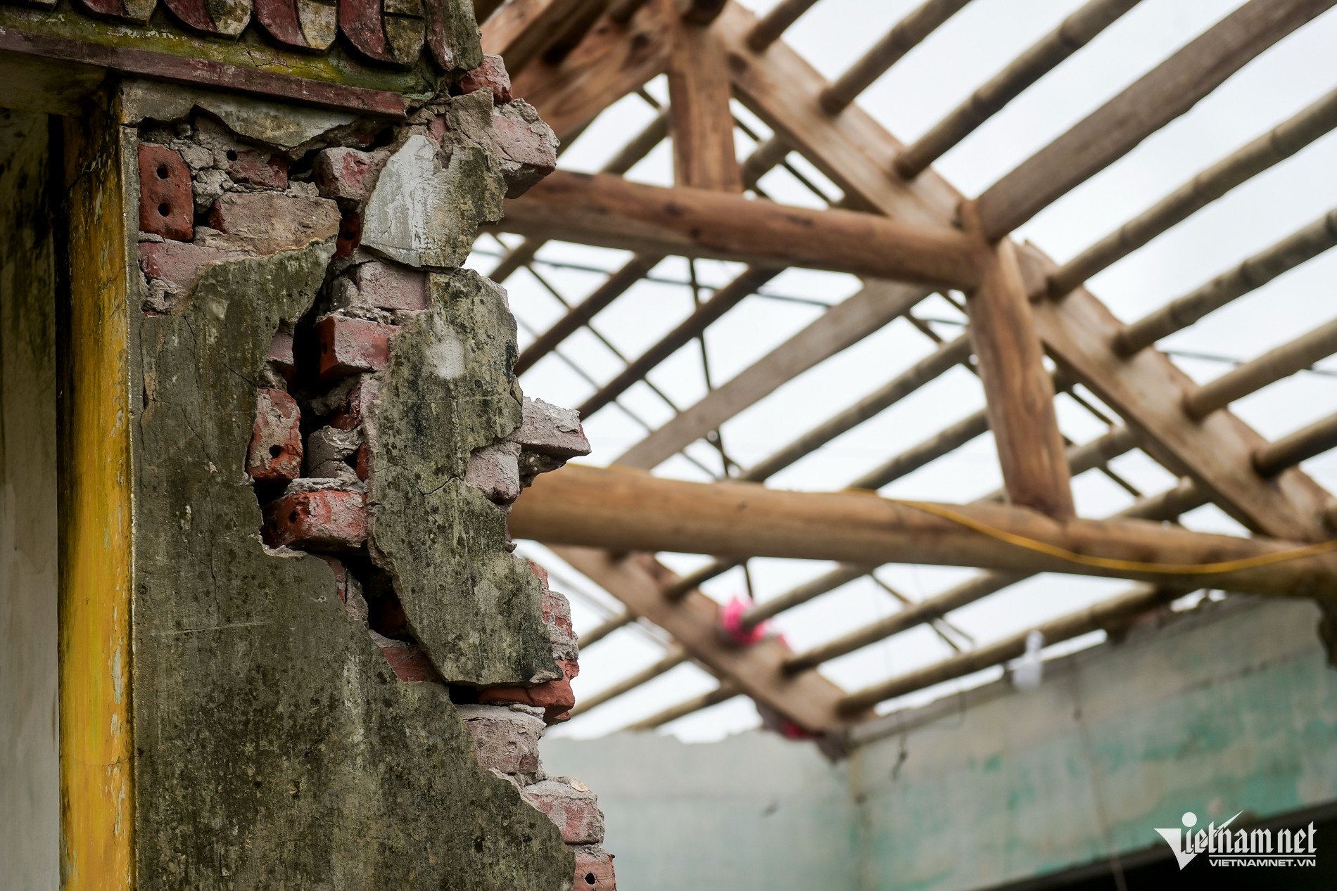 Sau lốc xoáy kinh hoàng ở Ninh Bình, thắt lòng 3 con thơ côi cút bên linh cữu mẹ - 5