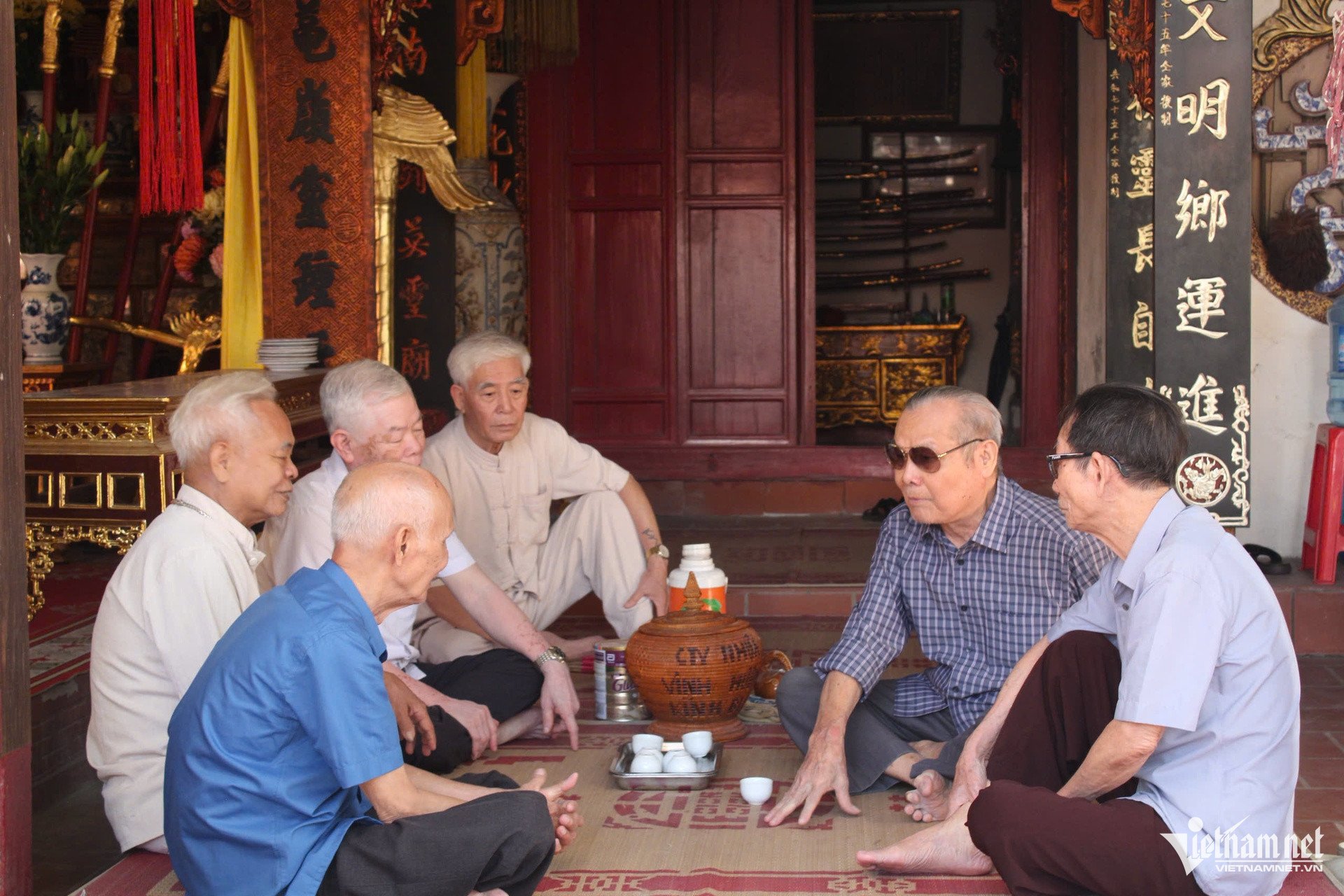Các bậc cao niên trong làng đều nắm rõ nguồn gốc về tục tôn tuổi. Ảnh: Ngọc Hà