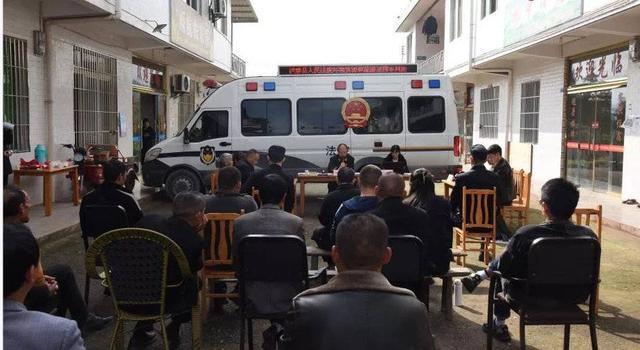 Cha mẹ mất để lại tài sản hơn 18 tỷ đồng, 3 anh chị em kiện nhau đòi thừa kế, tòa án tuyên bố: “Tài sản chia đều nhưng mỗi người bị phạt hơn 73 triệu”- Ảnh 1.