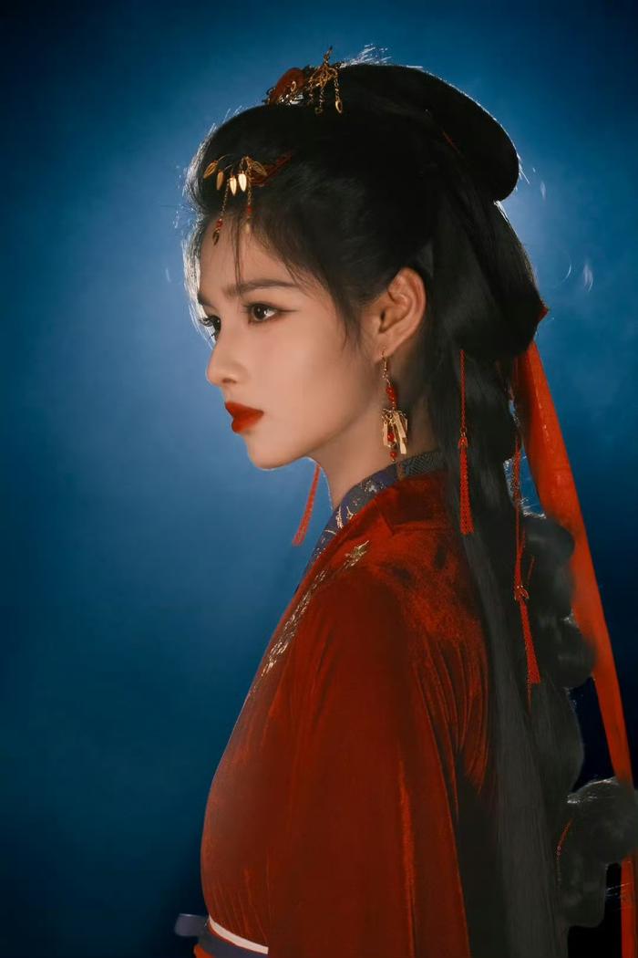 Mỹ nhân lên hot search vì mặc trang phục màu đỏ đẹp dữ dội, mới 17 tuổi mà thần thái đã