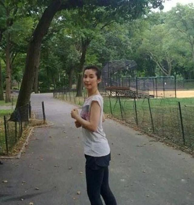 52 tuổi, Lý Băng Băng gây sốt với vóc dáng trẻ trung: Thói quen chạy bộ 19 năm cuối cùng cũng được tiết lộ- Ảnh 3. 52 tuổi, Lý Băng Băng gây sốt với vóc dáng trẻ trung: Thói quen chạy bộ 19 năm cuối cùng cũng được tiết lộ- Ảnh 3.