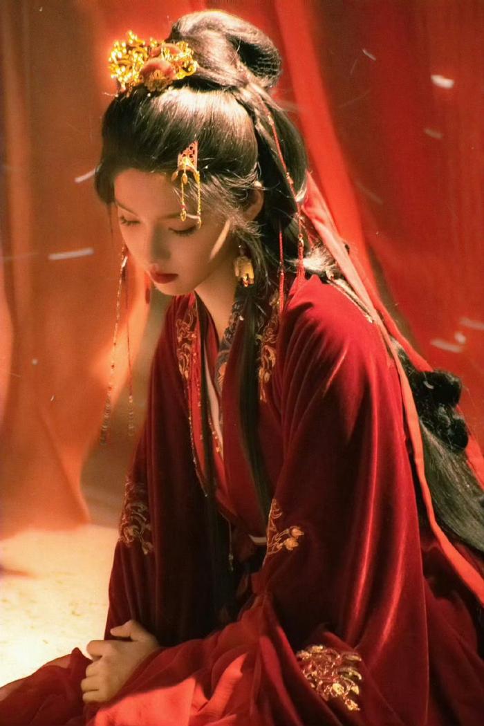 Mỹ nhân lên hot search vì mặc trang phục màu đỏ đẹp dữ dội, mới 17 tuổi mà thần thái đã