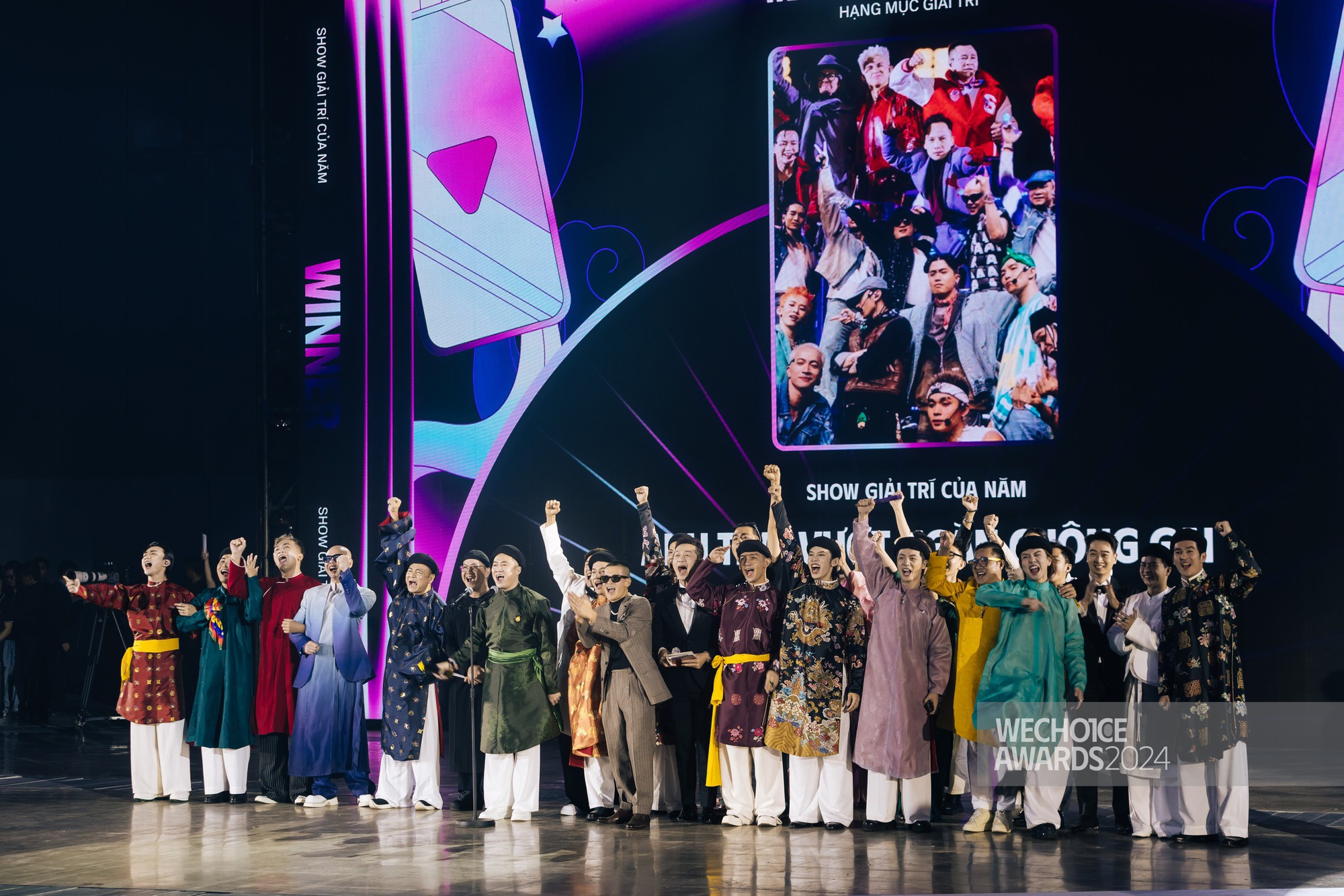 MC Anh Tuấn đang dẫn chương trình bỗng dưng rời khỏi vị trí, Hoa hậu gen Z xử lý bằng 1 câu cực khéo!- Ảnh 3. MC Anh Tuấn đang dẫn chương trình bỗng dưng rời khỏi vị trí, Hoa hậu gen Z xử lý bằng 1 câu cực khéo!- Ảnh 3.