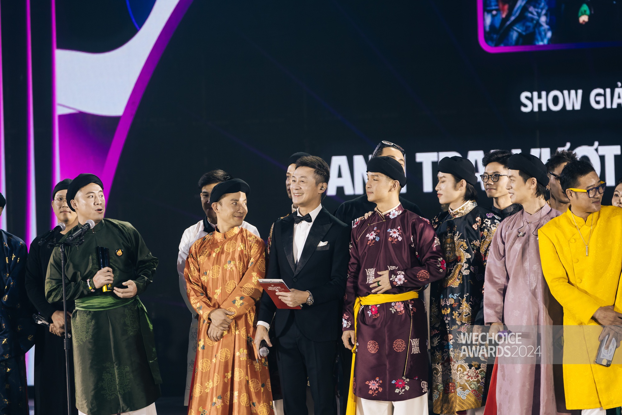 MC Anh Tuấn đang dẫn chương trình bỗng dưng rời khỏi vị trí, Hoa hậu gen Z xử lý bằng 1 câu cực khéo!- Ảnh 1. MC Anh Tuấn đang dẫn chương trình bỗng dưng rời khỏi vị trí, Hoa hậu gen Z xử lý bằng 1 câu cực khéo!- Ảnh 1.