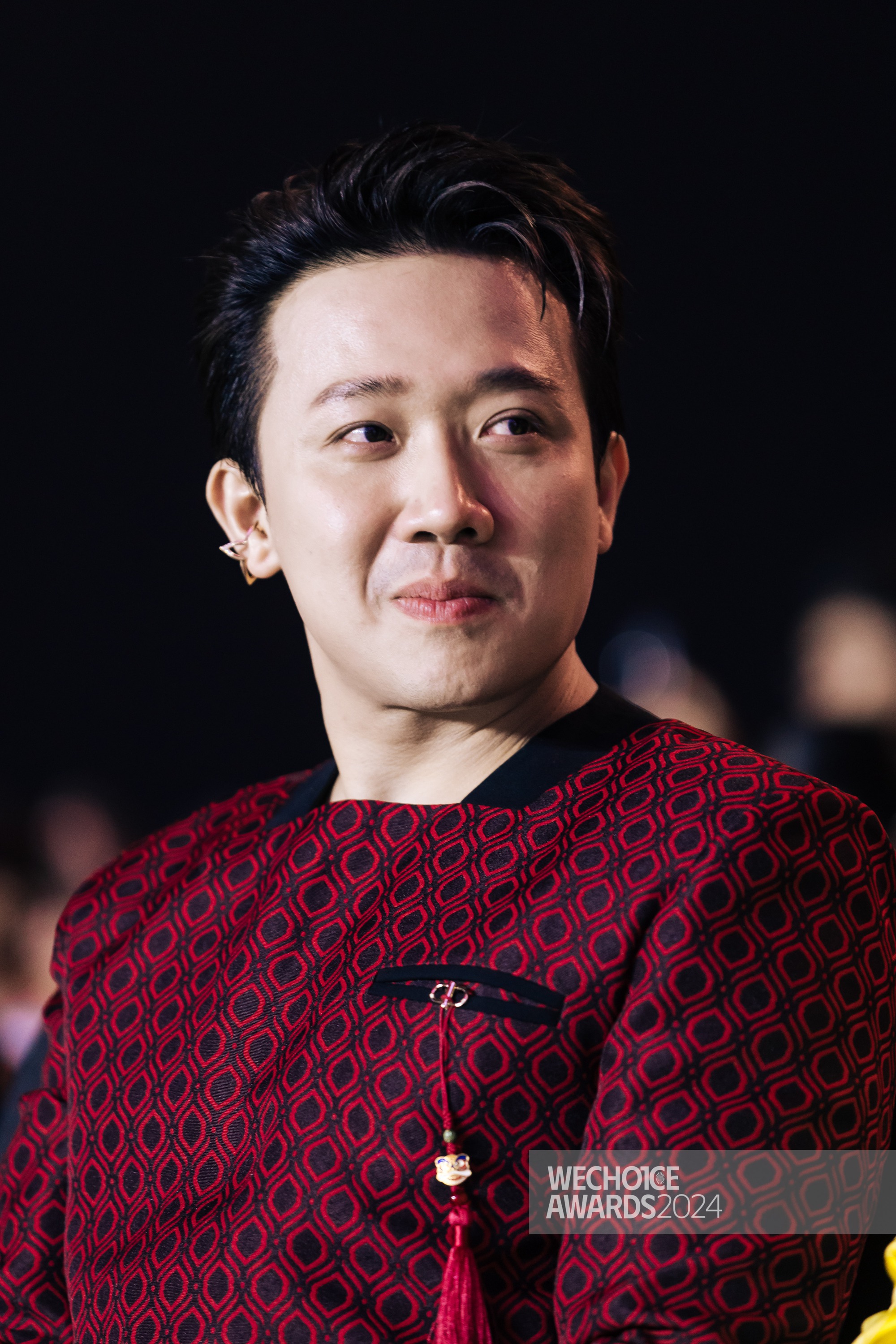 Trấn Thành gây sốt MXH vì hành động đẹp tại WeChoice Awards 2024, chỉ một cái bắt tay mà được khen hết lời- Ảnh 1. Trấn Thành gây sốt MXH vì hành động đẹp tại WeChoice Awards 2024, chỉ một cái bắt tay mà được khen hết lời- Ảnh 1.