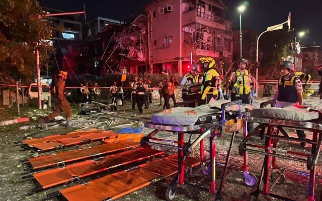 Iran phóng hàng trăm tên lửa vào Israel trong đêm, tuyên bố bắn hạ 2 chiếc F-35- Ảnh 1.