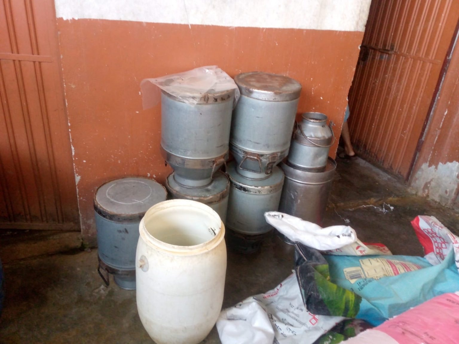 Nhận tin mật rồi đột kích một cơ sở, công an triệt phá đường dây sản xuất sữa giả từ hóa chất, tịch thu 6.000 lít và 300 kg bột pha trộn- Ảnh 1.