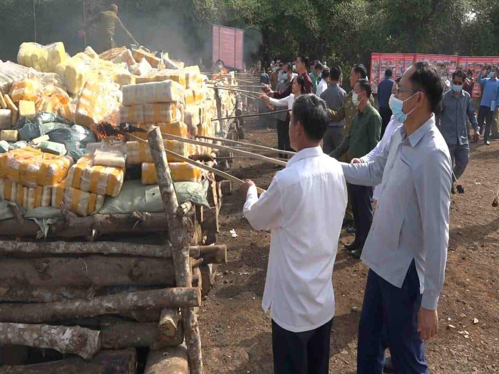 Lào tiêu hủy hơn 11 tấn ma túy ngoài trời- Ảnh 2.