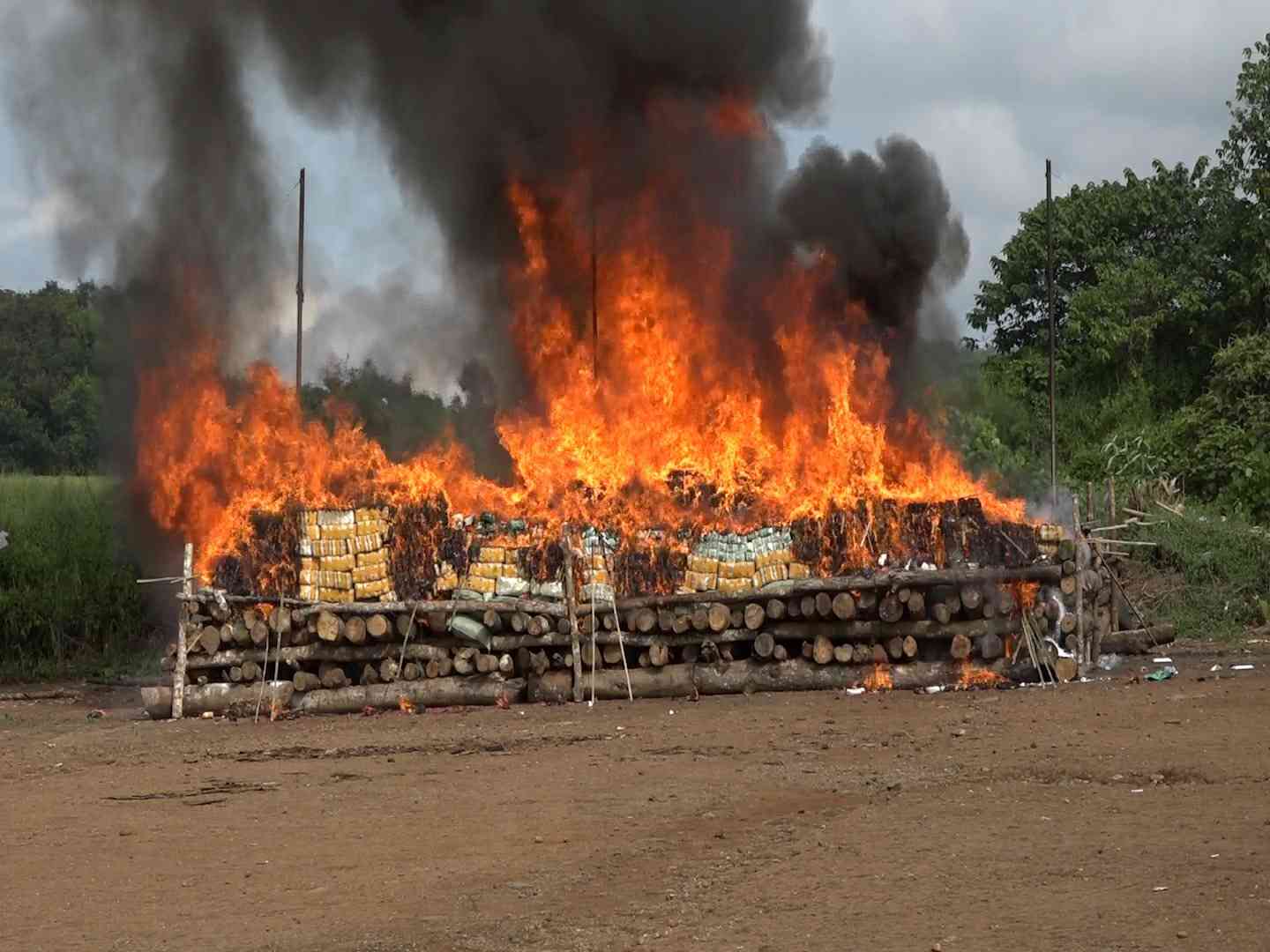 Lào tiêu hủy hơn 11 tấn ma túy ngoài trời- Ảnh 1.