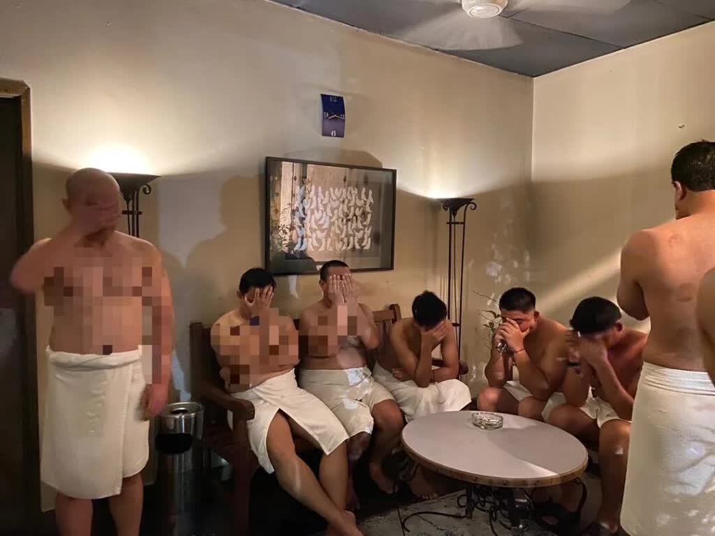 Đột kích cơ sở mát-xa đồng tính, bắt giữ 201 người gồm bác sĩ, giáo viên, sĩ quan- Ảnh 2.