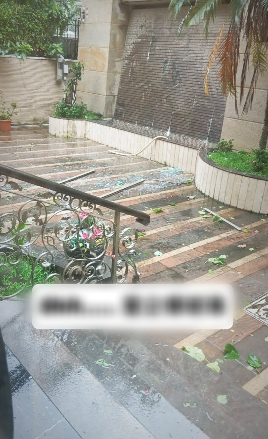 Nam diễn viên 8X bàng hoàng cảnh nhà tan nát, cửa kính vỡ tung, đồ đạc bị bão Wipha cuốn phăng- Ảnh 2.