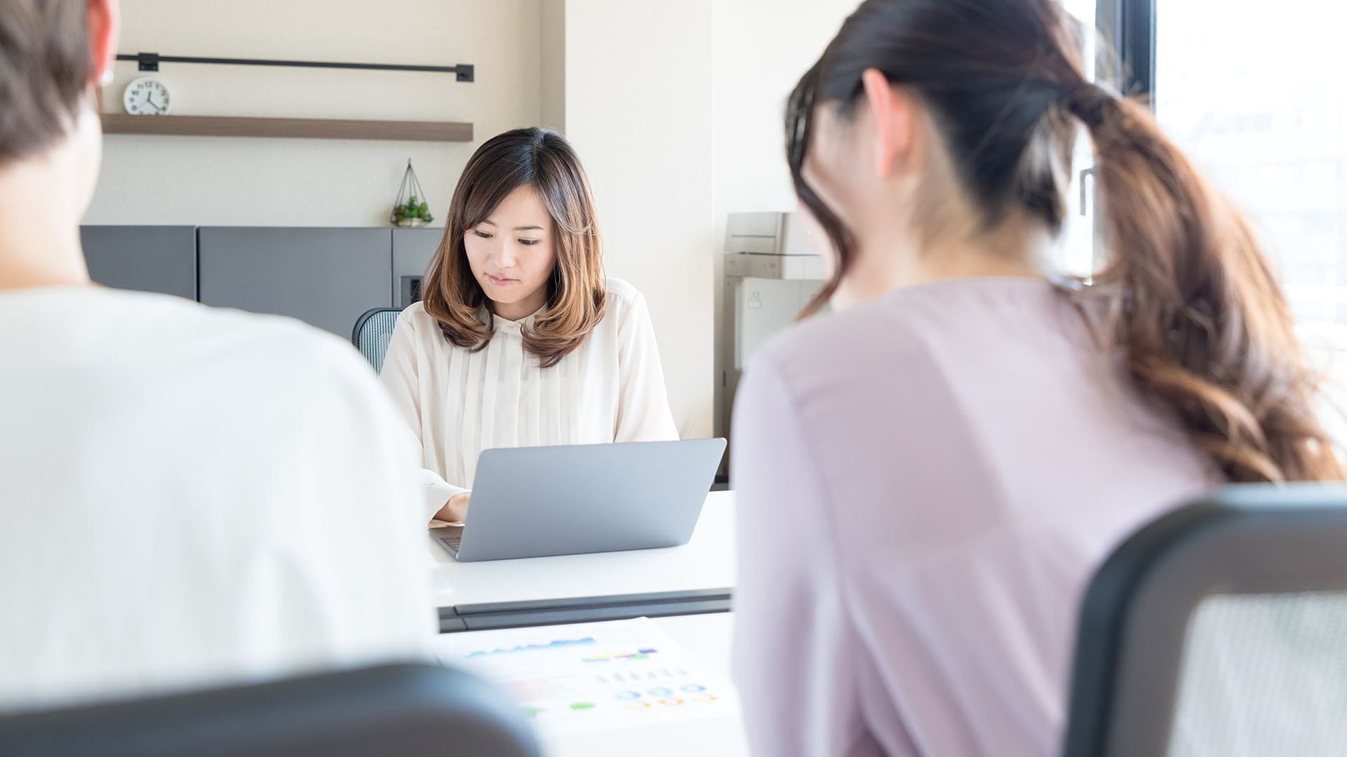 Số lượng công việc không cần kinh nghiệm giảm, 50% Gen Z coi đại học là ‘lãng phí tiền bạc’, lo ngại về tương lai- Ảnh 1.