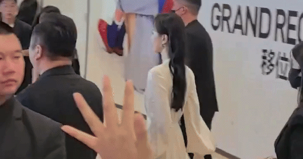 Ngắm mỹ nhân này mới hiểu thế nào là “cổ nhân trời chọn”: Cao sang quyền quý từ cốt cách, định nghĩa lại chuẩn mực cổ điển whereverliushishigoesitisthefocusfashionfashionweek youtubeonline video cuttercom ezgifcom crop 17639277354221095811599 54 0 367 598 crop 17639277664582139668374gifpng