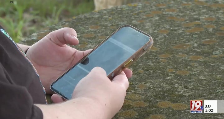 Nằm trong nhà, cô gái bị sét đánh qua dây sạc điện thoại, mất trí nhớ tạm thời- Ảnh 2.