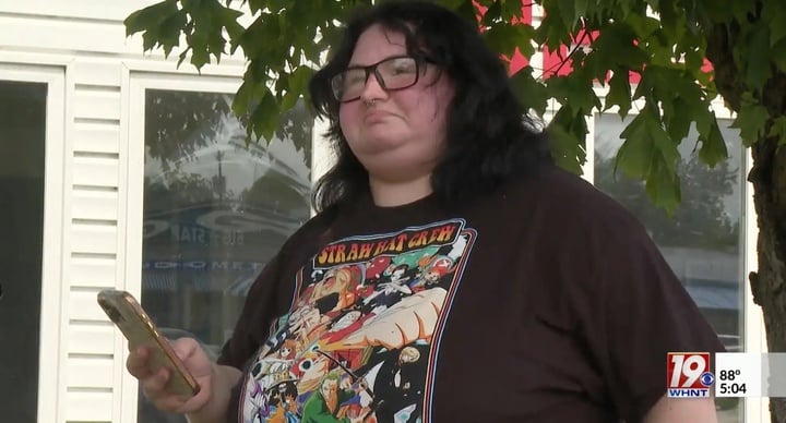 Nằm trong nhà, cô gái bị sét đánh qua dây sạc điện thoại, mất trí nhớ tạm thời- Ảnh 1.