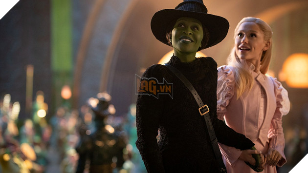 Ariana Grande Thong Bao Duong Tinh Voi COVID-19 Trong Luc Quang Ba Cho Phim Wicked: For Good 3 Hình ảnh về phim Wicked: For Good.