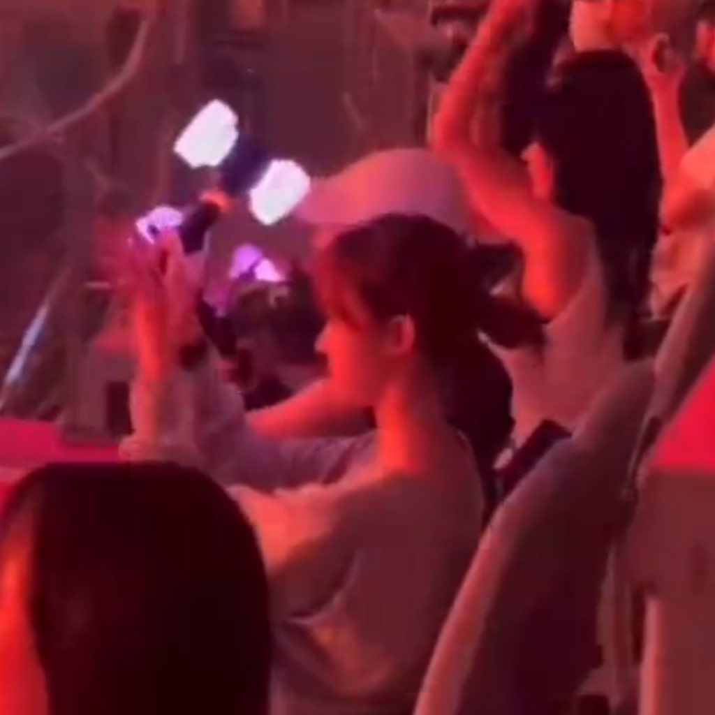 Dàn sao hot thi nhau đi concert BLACKPINK: Lee Min Ho siêu giản dị, dàn gái xinh NewJeans - BABYMONSTER gây sốt- Ảnh 6.