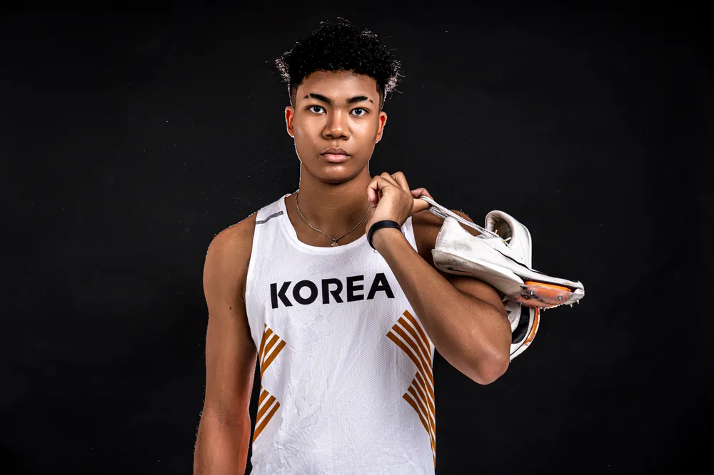 Sốc nặng với màn dậy thì của sao nhí Hậu Duệ Mặt Trời, nhìn kiểu gì cũng không thể nhận ra- Ảnh 1.