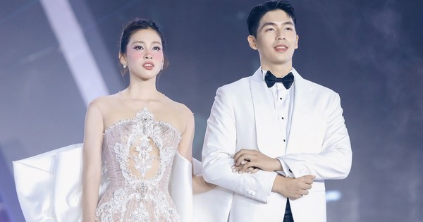 Đoạn clip 12 giây của 1 cặp đôi Vbiz khiến cõi mạng rần rần, nhà trai nói đúng 1 câu mà netizen tin chắc yêu nhau thật womens 1842 17363937553692129814483 16 0 801 1500 crop 17363937598581947863481jpg