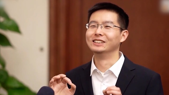 Nhân vật 9X này vai vế cỡ nào mà được ngồi giữa các