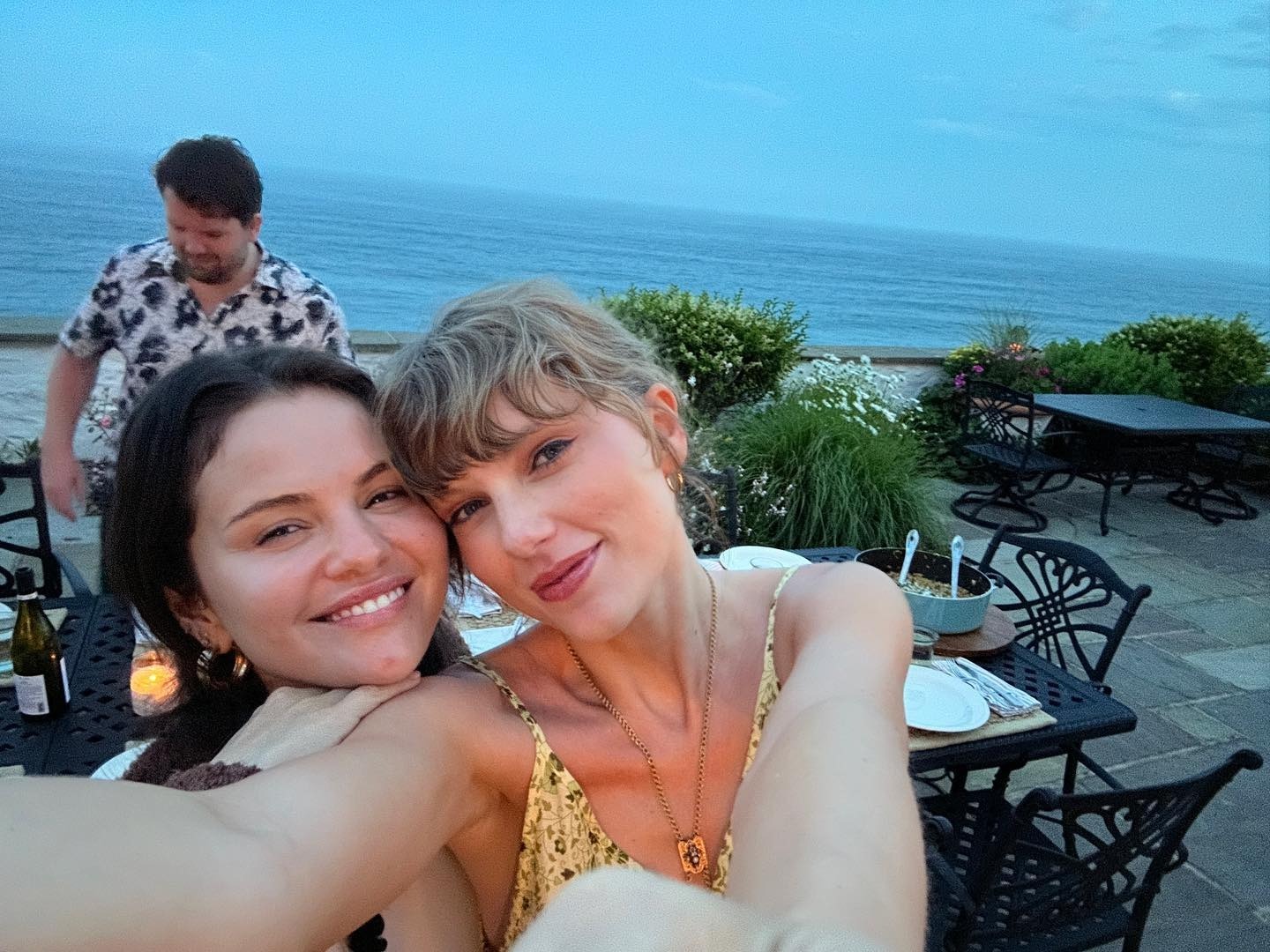Selena Gomez chọn ngày cưới là vì... Taylor Swift?- Ảnh 4. Selena Gomez chọn ngày cưới là vì... Taylor Swift?- Ảnh 4.