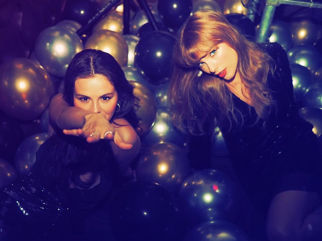 Selena Gomez tiệc tùng đón tuổi 33: Lên đồ sexy hôn bạn trai tình tứ,