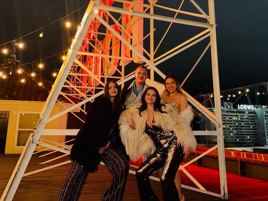 Selena Gomez tiệc tùng đón tuổi 33: Lên đồ sexy hôn bạn trai tình tứ,