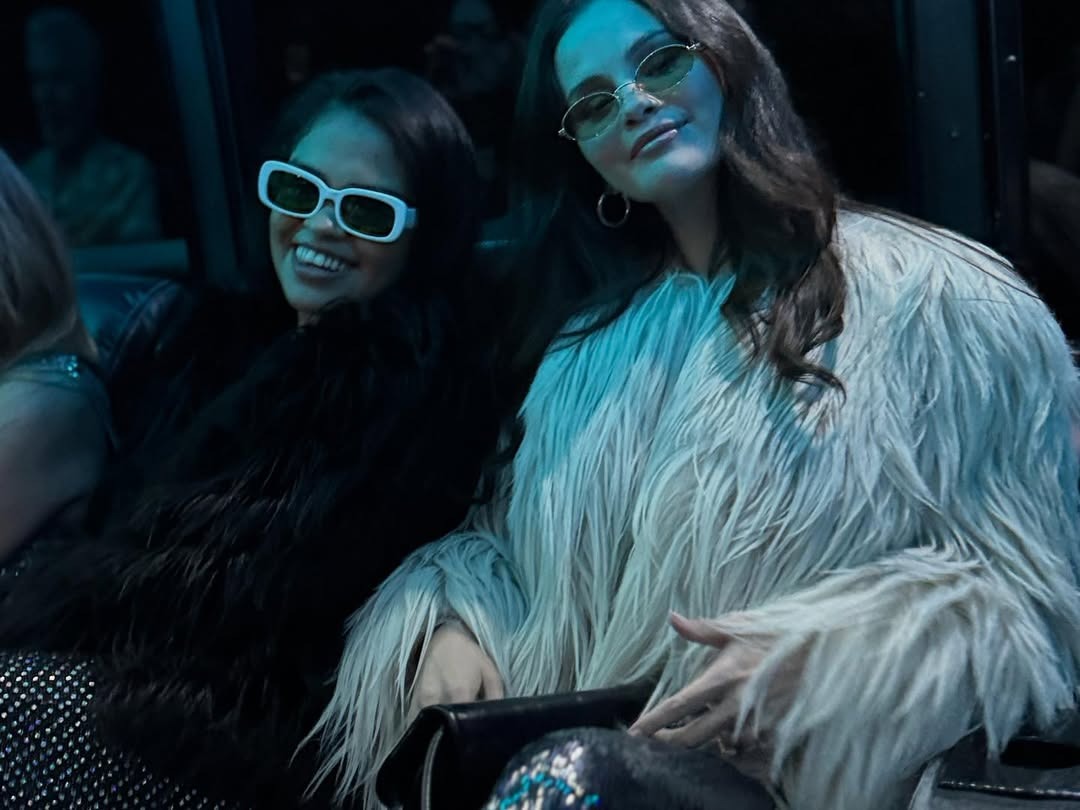 Selena Gomez tiệc tùng đón tuổi 33: Lên đồ sexy hôn bạn trai tình tứ,