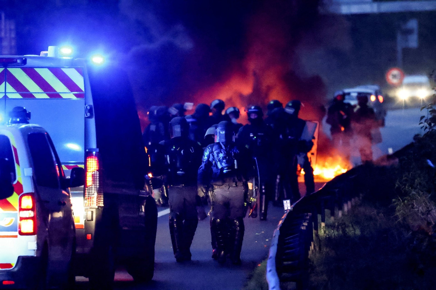 Giới trẻ biểu tình trên khắp nước Pháp, hàng trăm người bị bắt- Ảnh 4.