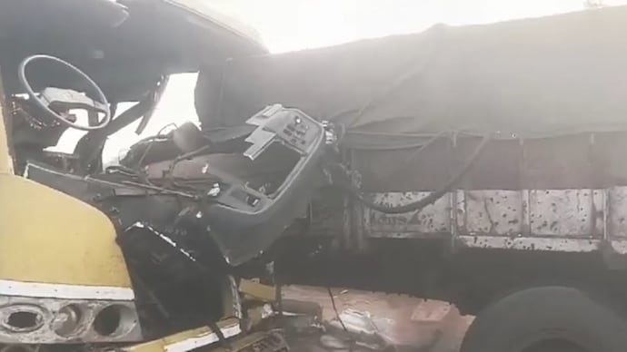 Xe buýt đâm vào xe tải đang dừng đỗ khiến 2 bố con tử vong- Ảnh 1. Xe buýt đâm vào xe tải đang dừng đỗ khiến 2 bố con tử vong- Ảnh 1.