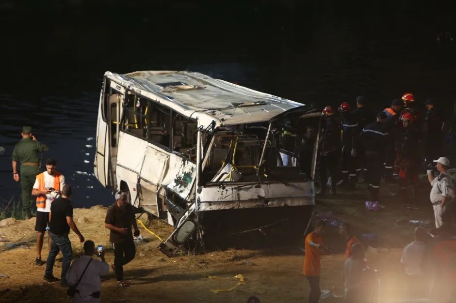 Xe buýt mất lái lao từ trên cầu xuống sông, 18 người tử vong- Ảnh 1.