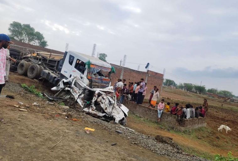 Xe chở khách dự tiệc cưới bị xe chở xi măng đè trúng, 9 người trong một gia đình tử vong- Ảnh 1. Xe chở khách dự tiệc cưới bị xe chở xi măng đè trúng, 9 người trong một gia đình tử vong- Ảnh 1.