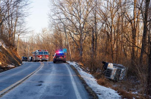 Xe tải chở đầy tiền mặt bị lật bên đường và cái kết- Ảnh 2.