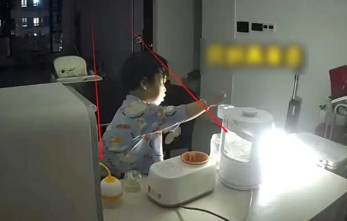 Xem camera giám sát, bố mẹ sốc khi chứng kiến hành động của con gái 2 tuổi vào giữa đêm- Ảnh 3. Xem camera giám sát, bố mẹ sốc khi chứng kiến hành động của con gái 2 tuổi vào giữa đêm- Ảnh 3.