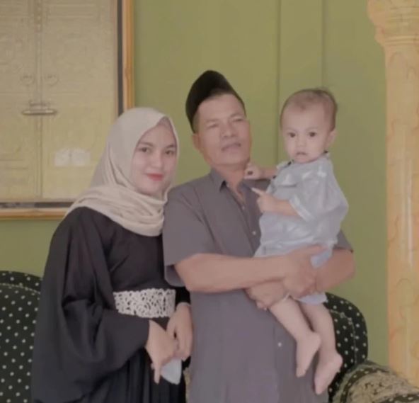 Xem lại ảnh, cô gái