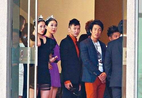 Rúng động Hoa hậu, Á hậu bị đối xử như tiếp viên hộp đêm, xếp hàng chờ phục vụ Rúng động Hoa hậu, Á hậu bị đối xử như tiếp viên hộp đêm, xếp hàng chờ phục vụ