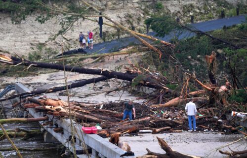 Những cách sống sót không tưởng nhất trong trận lũ quét lịch sử ở Texas: Đang nằm ngủ thì dòng nước cuốn trôi tất cả- Ảnh 6.
