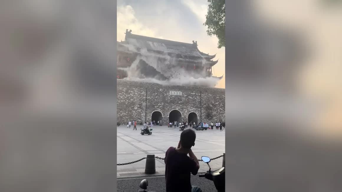 Video: Mái toà tháp 600 tuổi nổi tiếng đổ sập trong chớp mắt, du khách hoảng loạn chạy thoát thân- Ảnh 1.