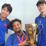 Xuân Son ngồi xe lăn, giơ cao cúp vô địch đầy xúc động xuan son 420250106152100jpg